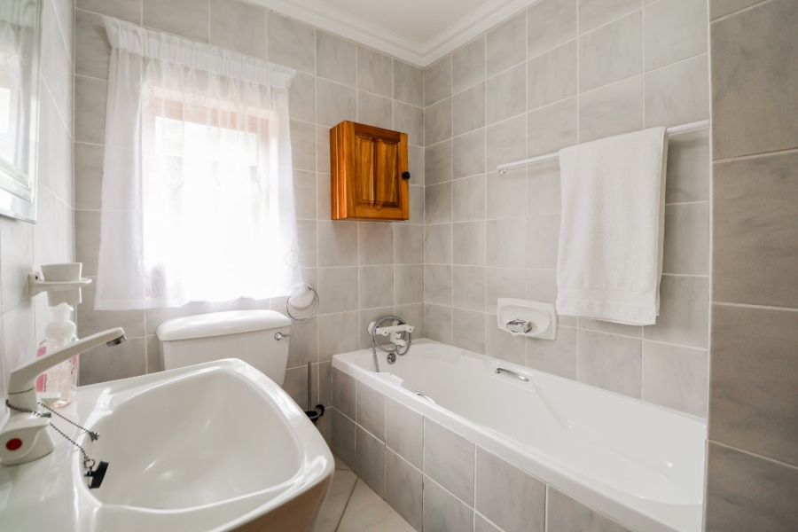 5 Bedroom Property for Sale in Outeniqua Strand Western Cape